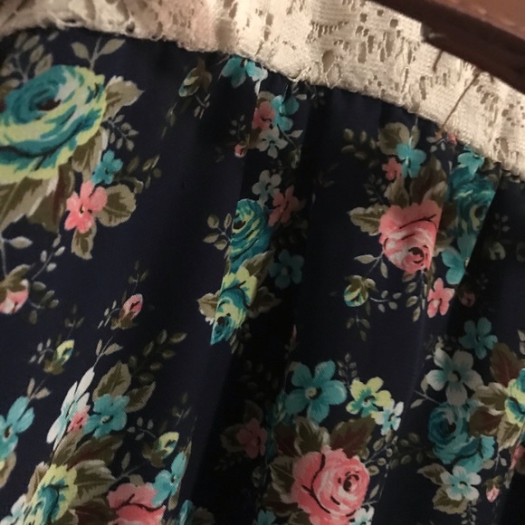 2 Dresses with brown Belt - Picture 5 of 7